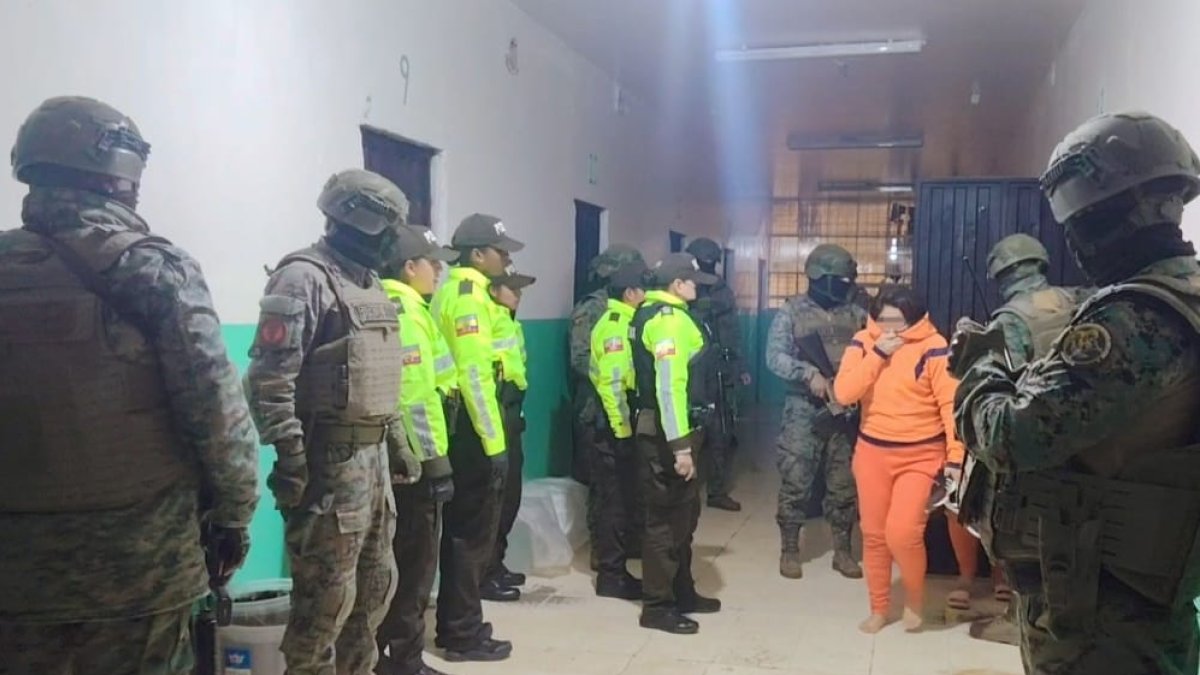 Militares y policías ejecutaron la requisa en el pabellón 2 de la cárcel de Ambato.