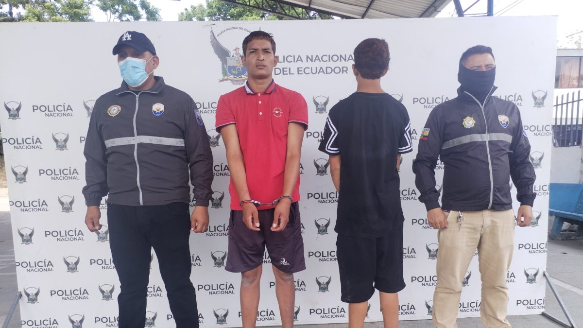 El adulto (camiseta roja) y el adolescente (de espaldas) son procesados por desaparición involuntaria.