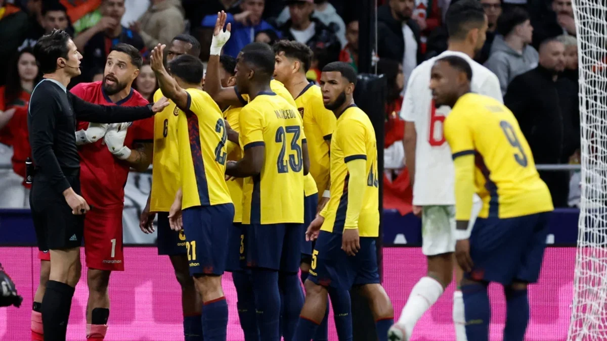 Jugadores de Ecuador reclamaron al árbitro central tras el penal de Marruecos.