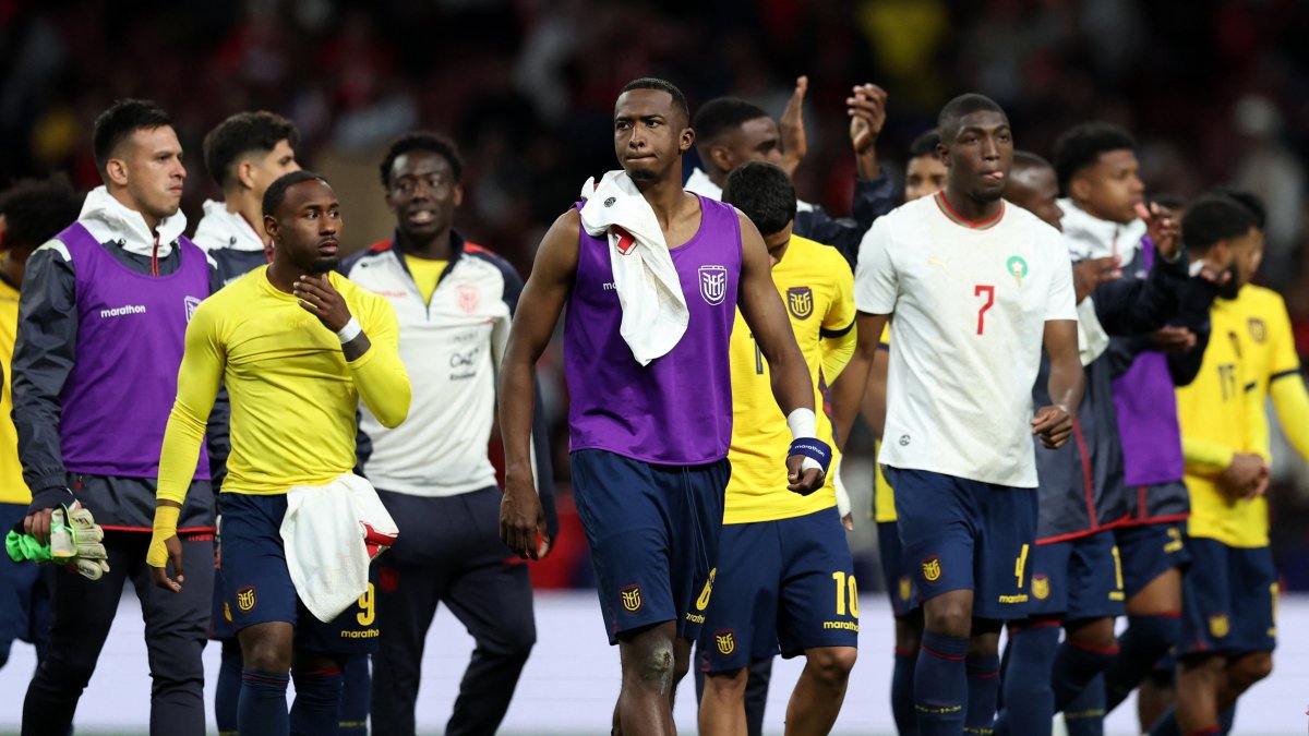 Willian Pacho (c) saltó con la banda de capitán de Ecuador ante Marruecos.
