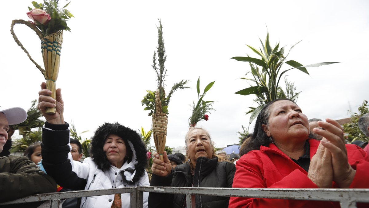 Bendición de palmas durante el Domingo de Ramos en iglesias de Ecuador, tradición que marca el inicio de las celebraciones de Semana Santa.
