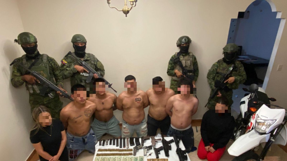 Cinco hombres y dos mujeres fueron aprehendidos tras una operación militar en Portoviejo, Manabí