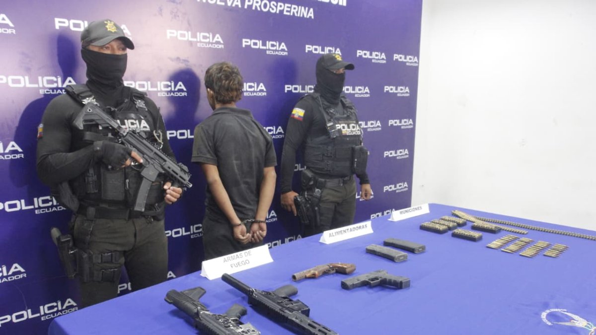 Un menor fue aislado por los agentes policiales y un adulto fue aprehendido, quien resultó herido.