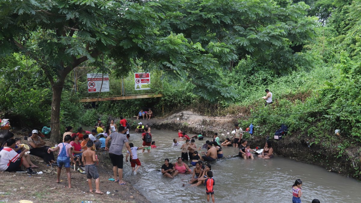 Familias convierten un riachuelo estacional en ‘balneario’ en Guayaquil