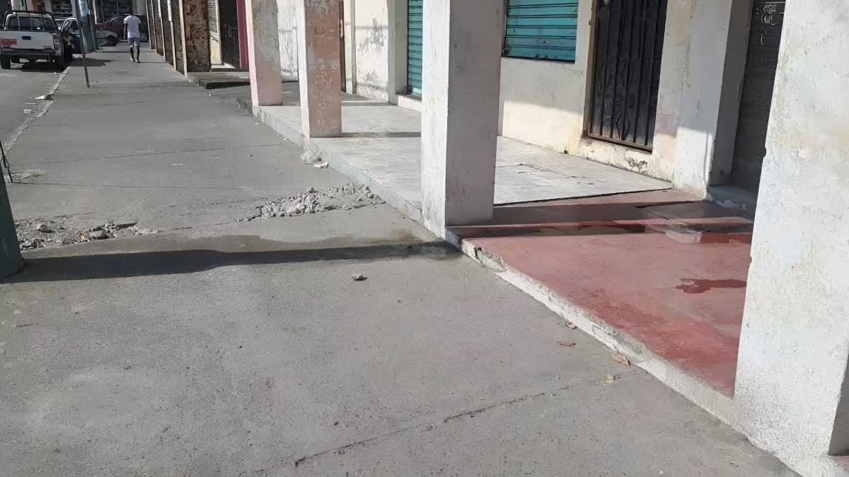 El sitio del crimen en las calles Bolívar, entre Juan Montalvo y Río Verde, frente a la plaza cívica de Esmeraldas, donde un joven fue abatido en la madrugada.