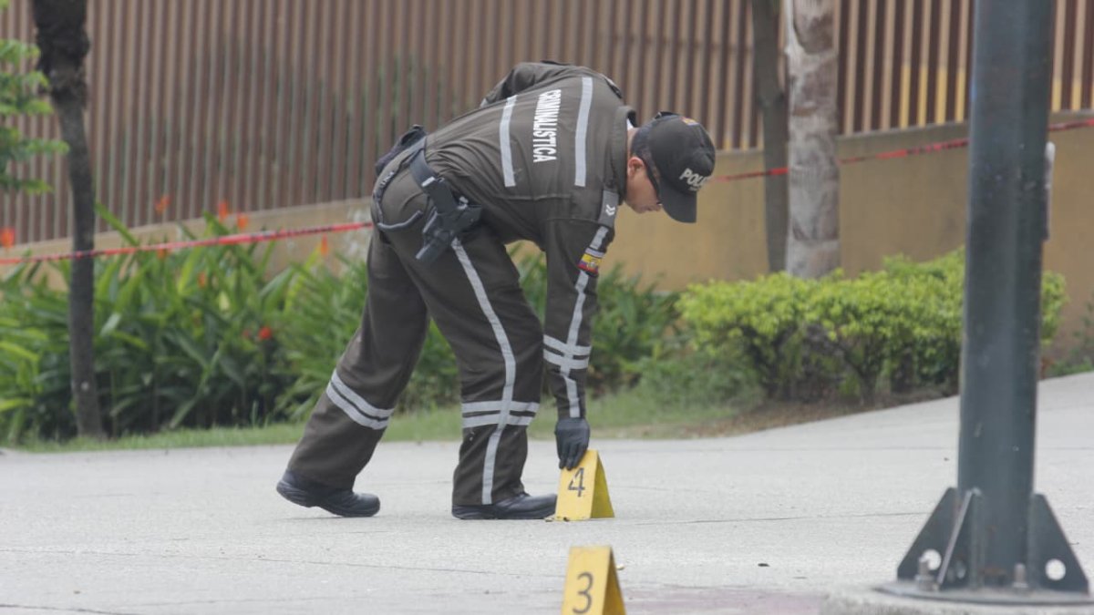 Agentes policiales acudieron a la zona para retirar indicios balísticos.