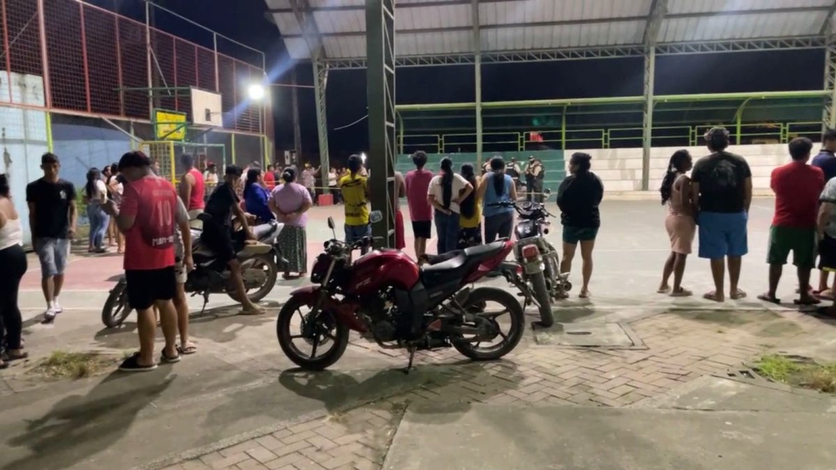 Ciudadanos en Naranjal se reunieron para observar la escena del crimen.