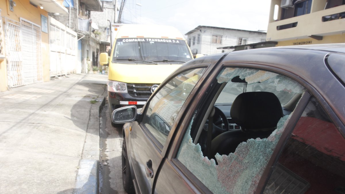 Un vehículo quedó con una de sus ventanas rotas por efecto del ataque armado.