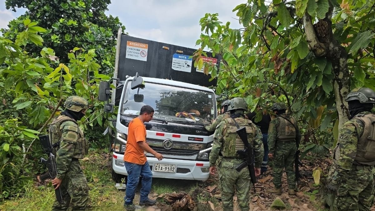 El camión fue hallado por personal de las Fuerzas Armadas.