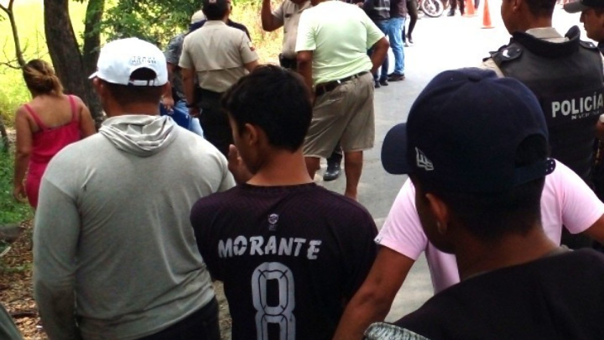 Ciudadanos se reunieron a observar la escena del crimen en Los Ángeles, Simón Bolívar.