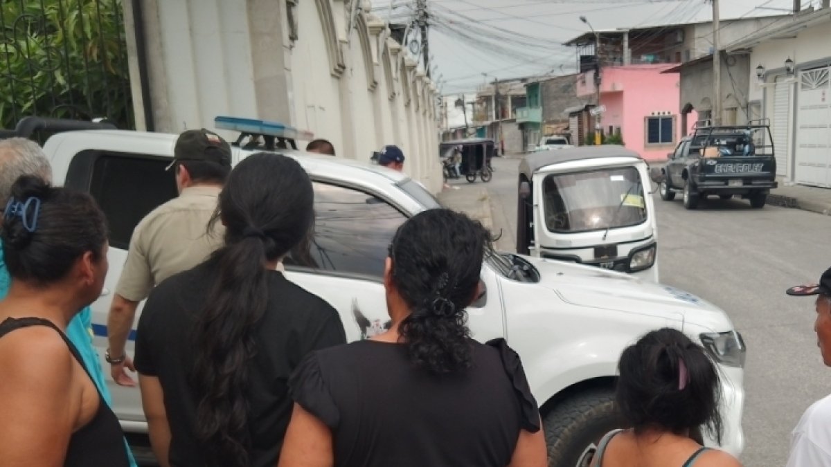 Familiares de la víctima permanecían consternados ante su fallimiento.