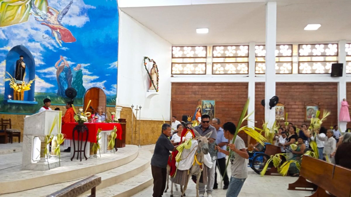 La entrada de Jesús a Jerusalem se simuló en Manglaralto. Los feligreses lo recibieron con ramos