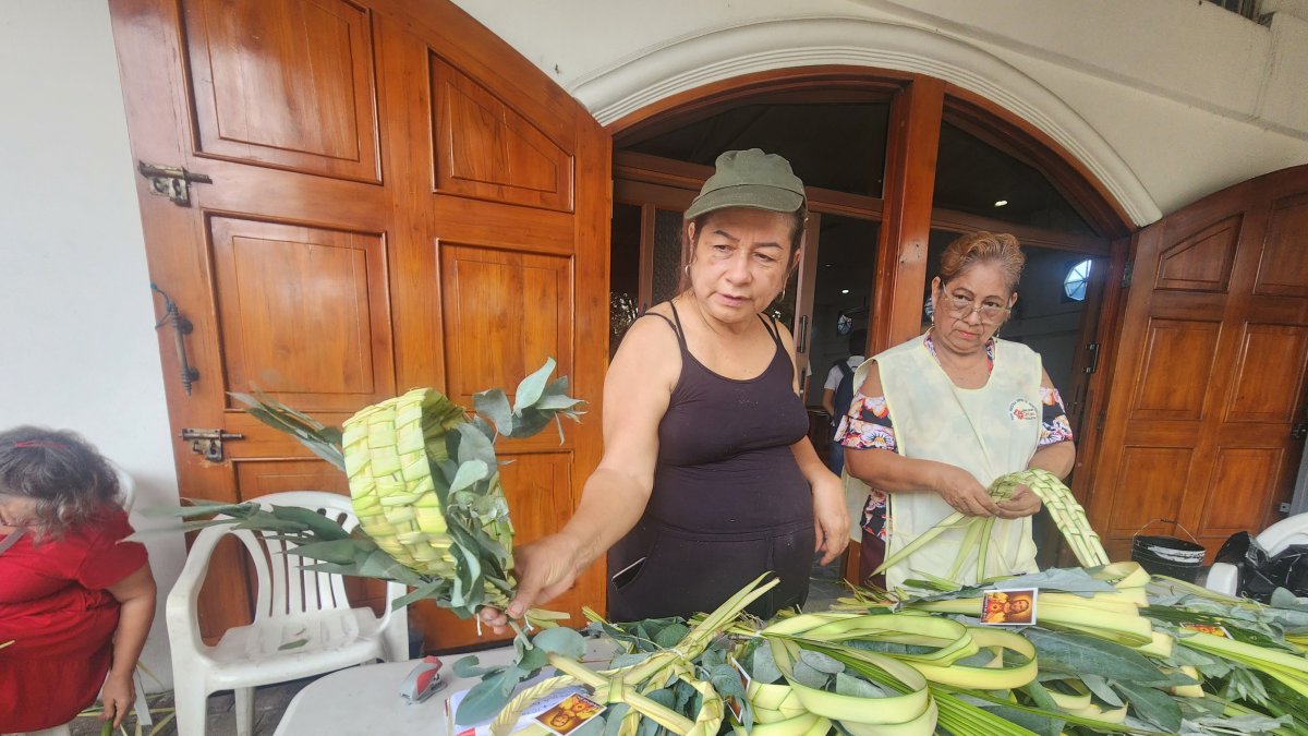 Mujeres de la parroquia Nuestra Señora de Montebello tejen con destreza hojas de palma y eucalipto, elaborando ramos artesanales.