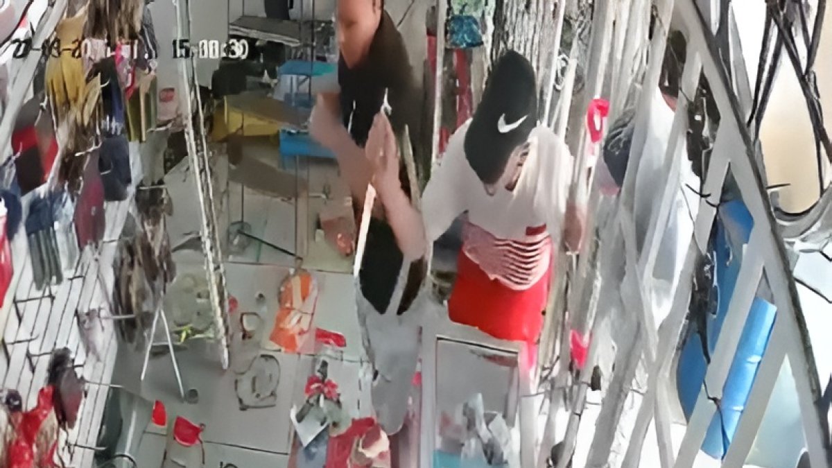 Captura de pantalla del instante en el que los agresores atacaban a los trabajadores.