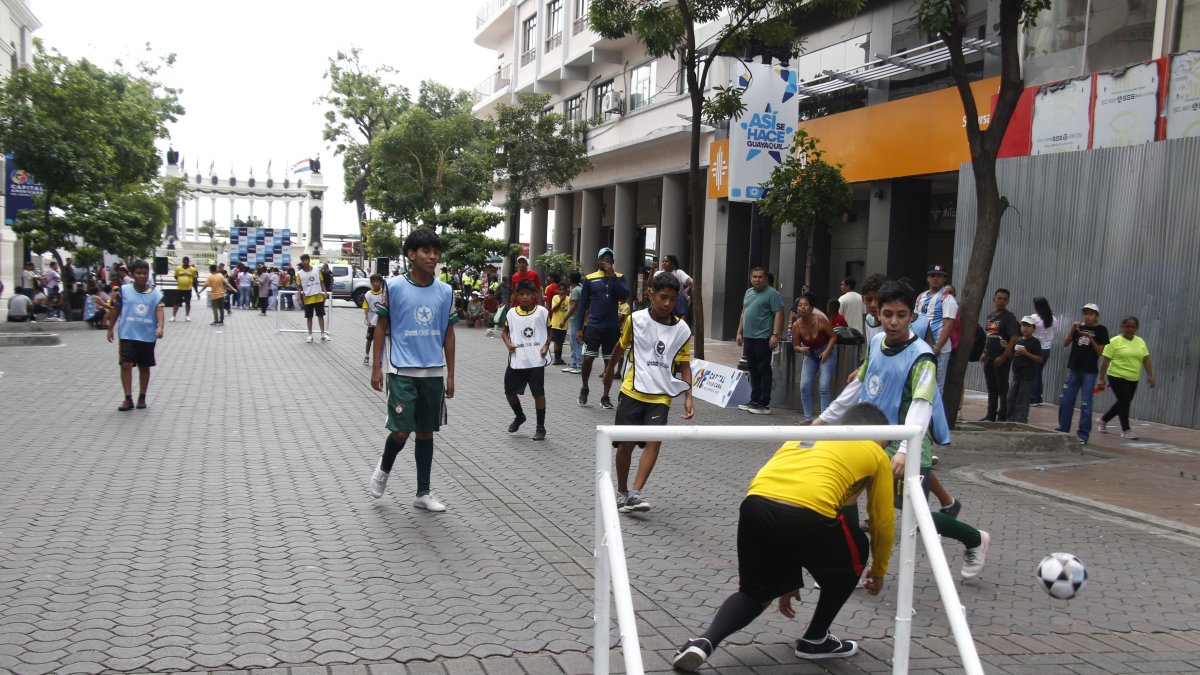 Niños participaron en un cuadrangular de índor en el Bulevar 9 de Octubre.