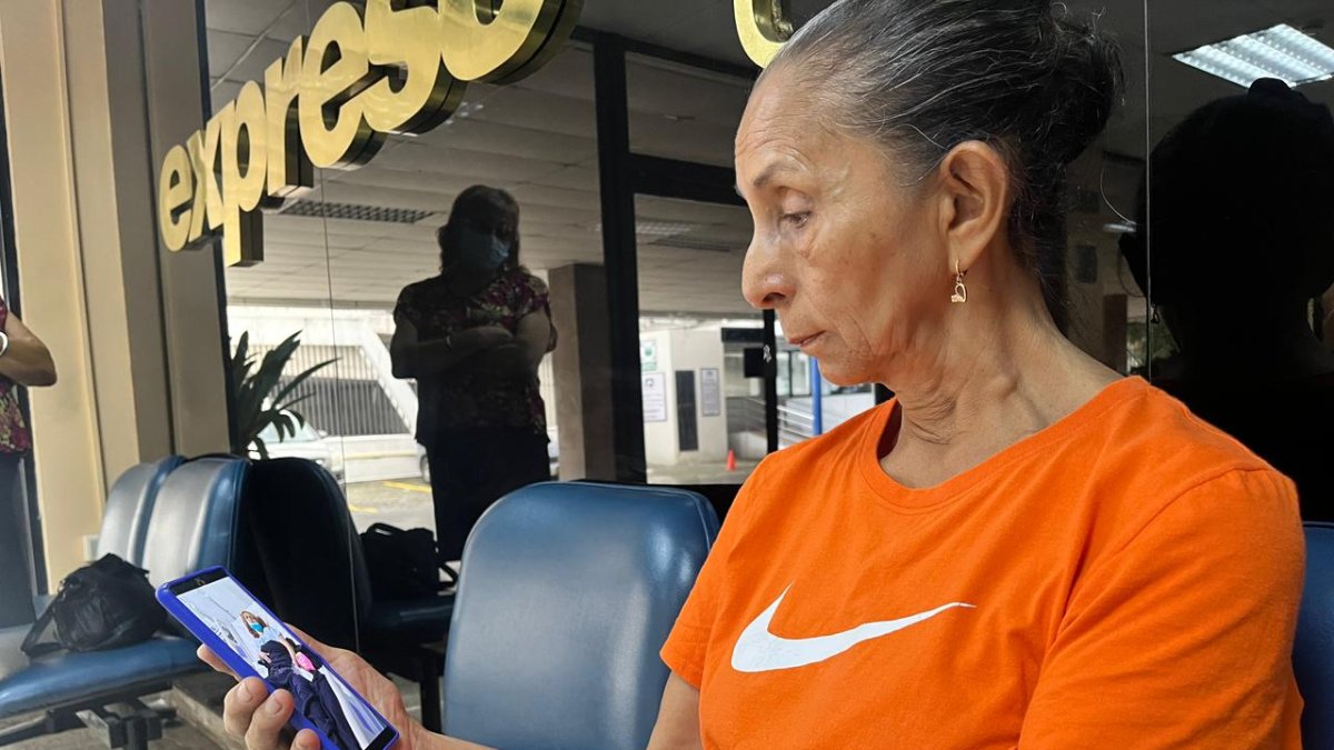 Con la mirada fija en la foto de su hija, Daysi llegó a EXTRA en busca de ayuda ante una decisión que la sobrepasa.