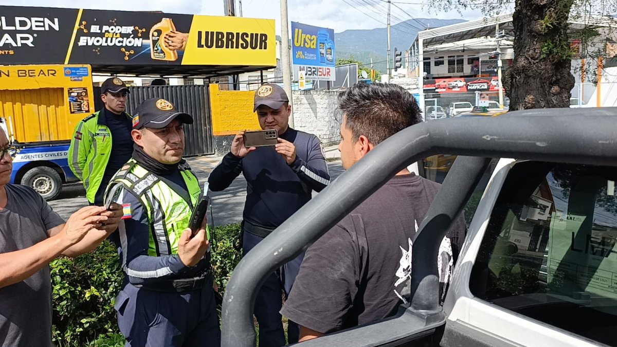 Camioneta municipal fue interceptada tras una persecución de cinco cuadras en la vía occidental de paso