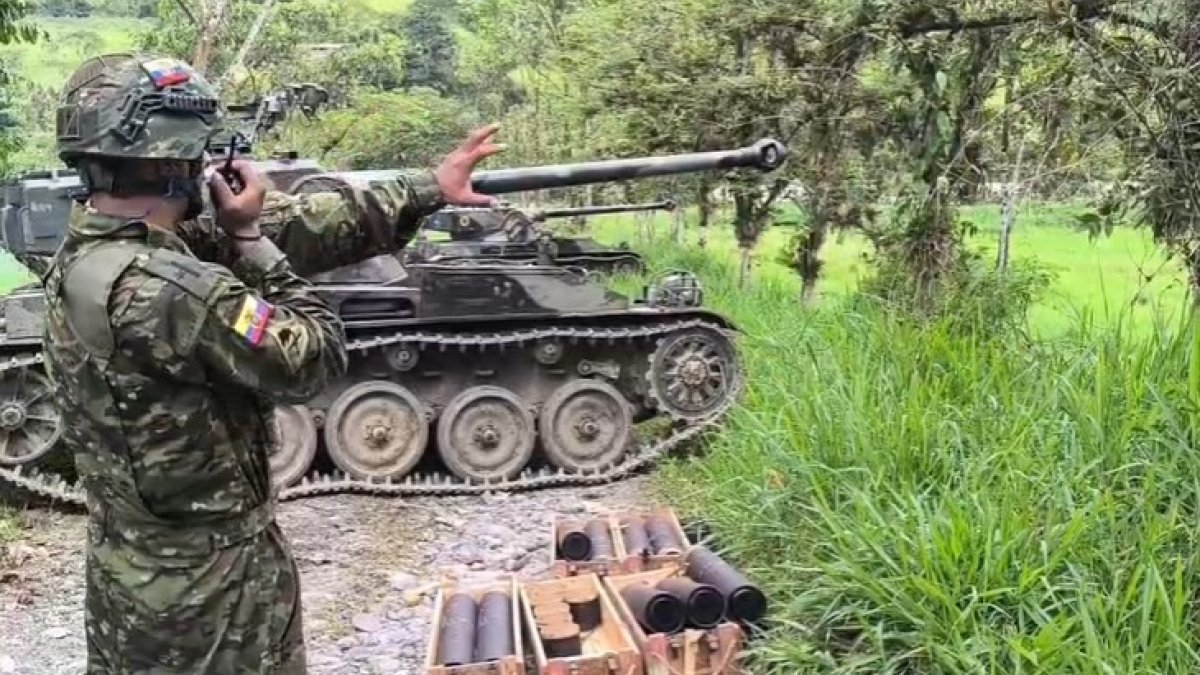 Los militares destruyeron algunos de los campos mineros ilegales.