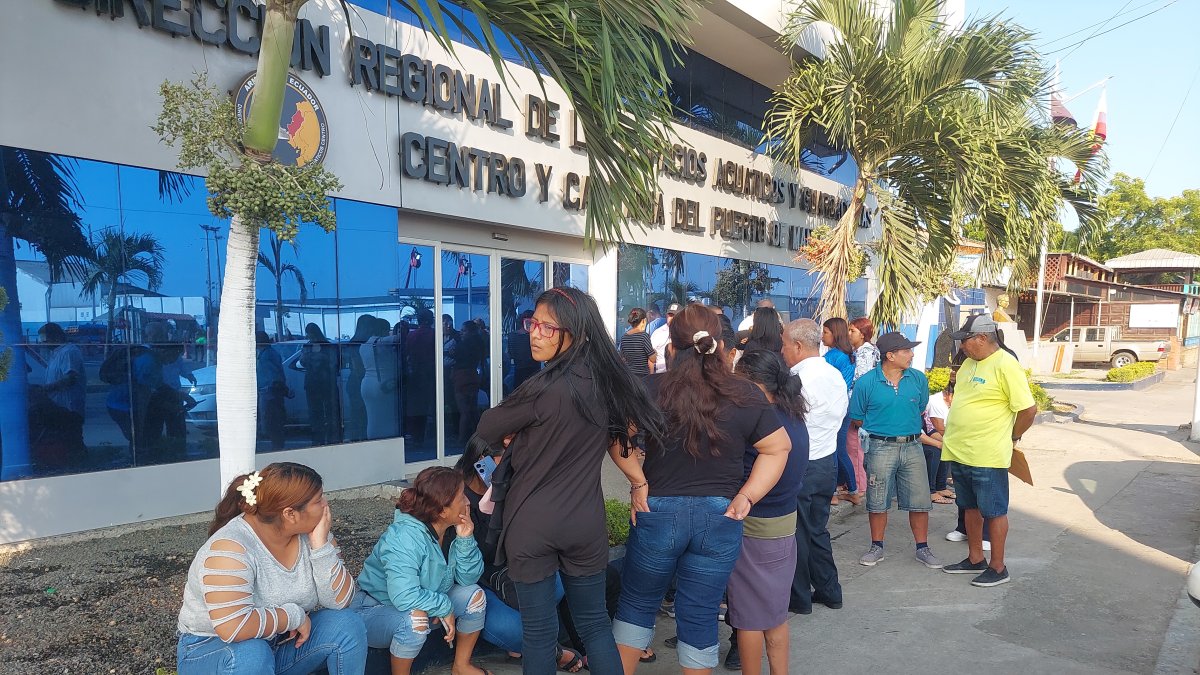 Los familiares de los pescadores del Barco Don Maca y de otras seis lanchas llegaron este lunes 30 de marzo hasta la Capitanía del Puerto de Manta