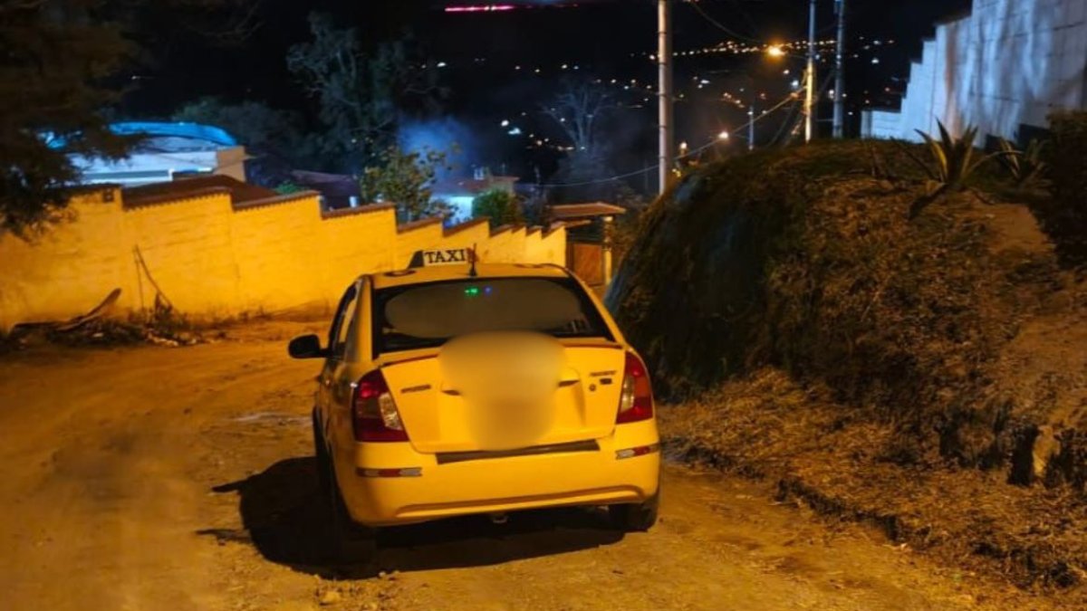 Un taxi estaba parqueado en la escena. Sería el que manejaba la víctima.