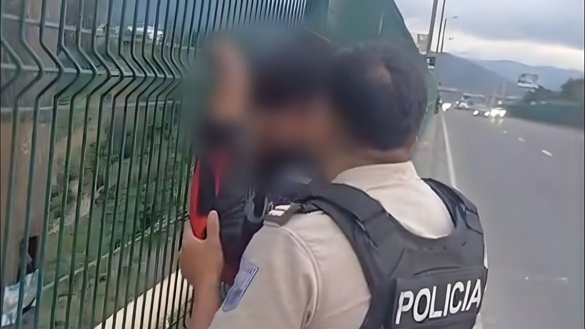 El hombre se paró tras las mallas del puente El Chiche, oriente de Quito.