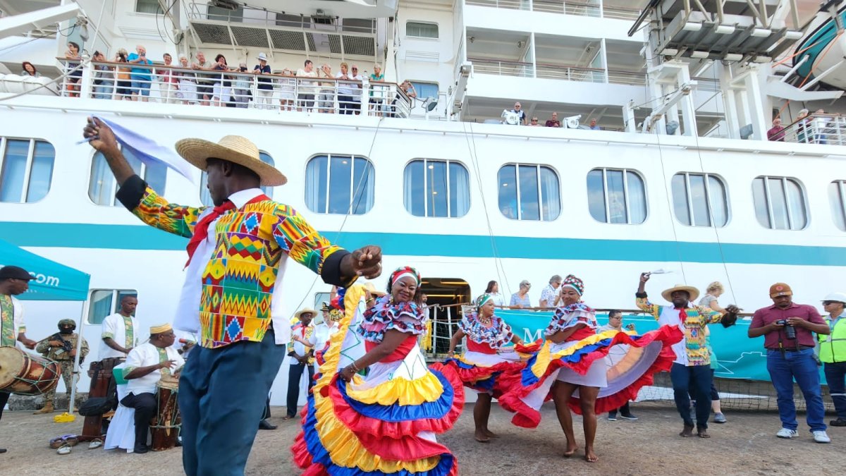 Turistas disfrutan del recibimiento con música de marimba, orquesta municipal y feria artesanal.