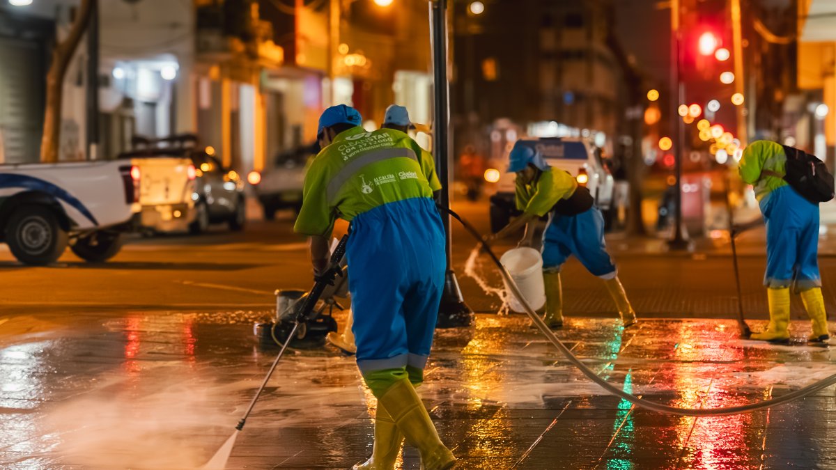 Guayaquil retoma servicios municipales tras levantarse el toque de queda.