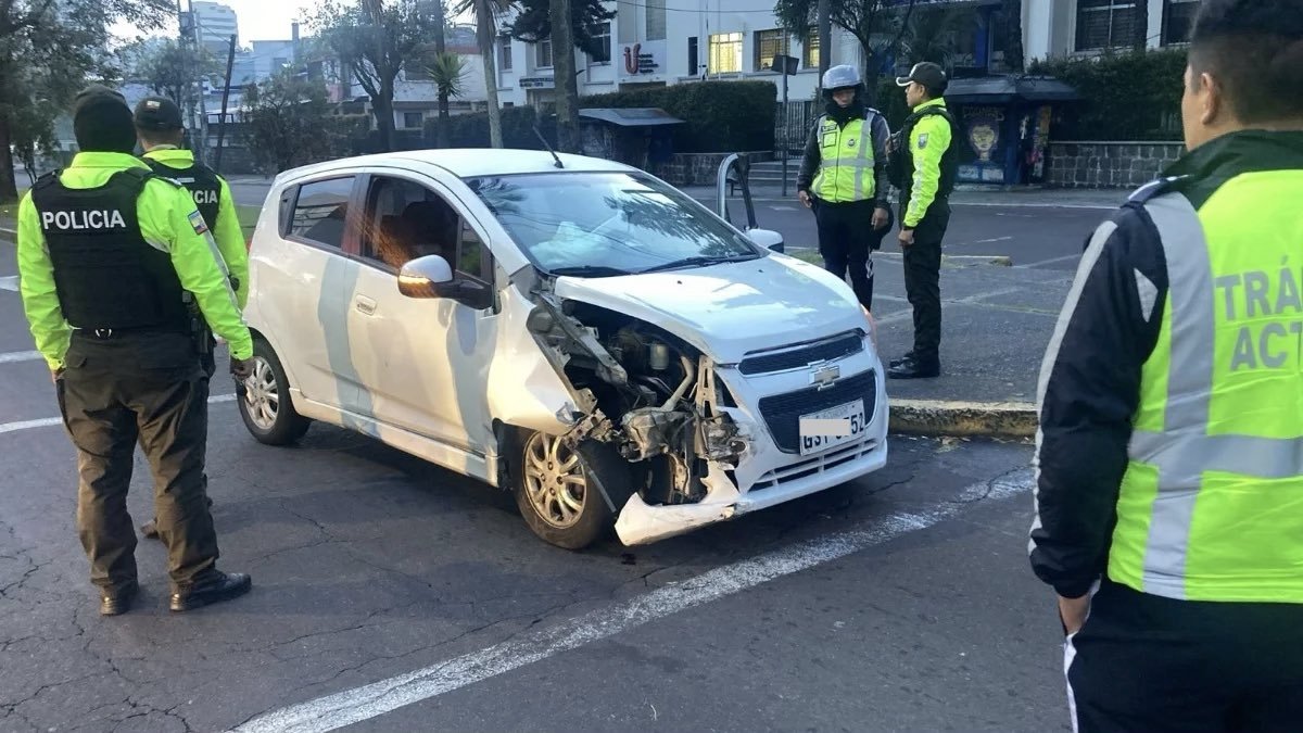 Así quedó el auto en el que viajaban los implicados, quienes estarían en estado etílico.