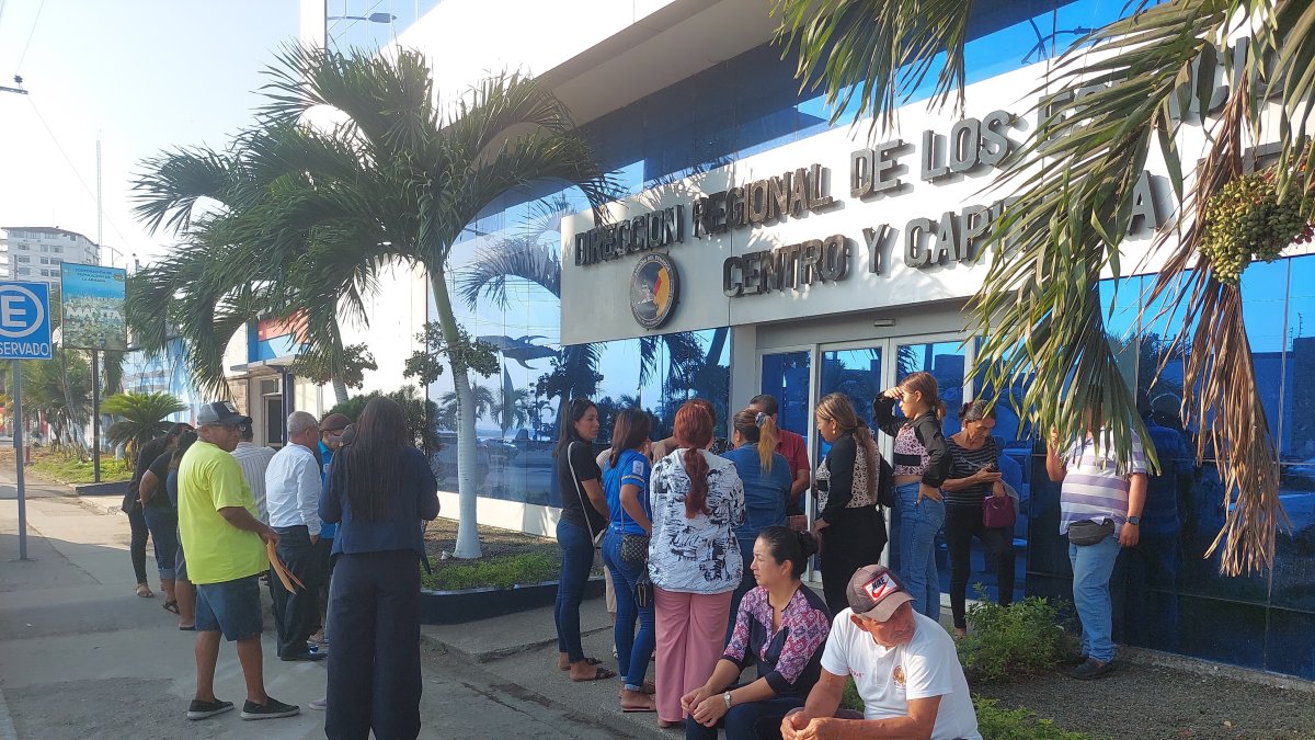Familiares de los pescadores acudieron a la Capitanía del Puerto a indagar por reportes.