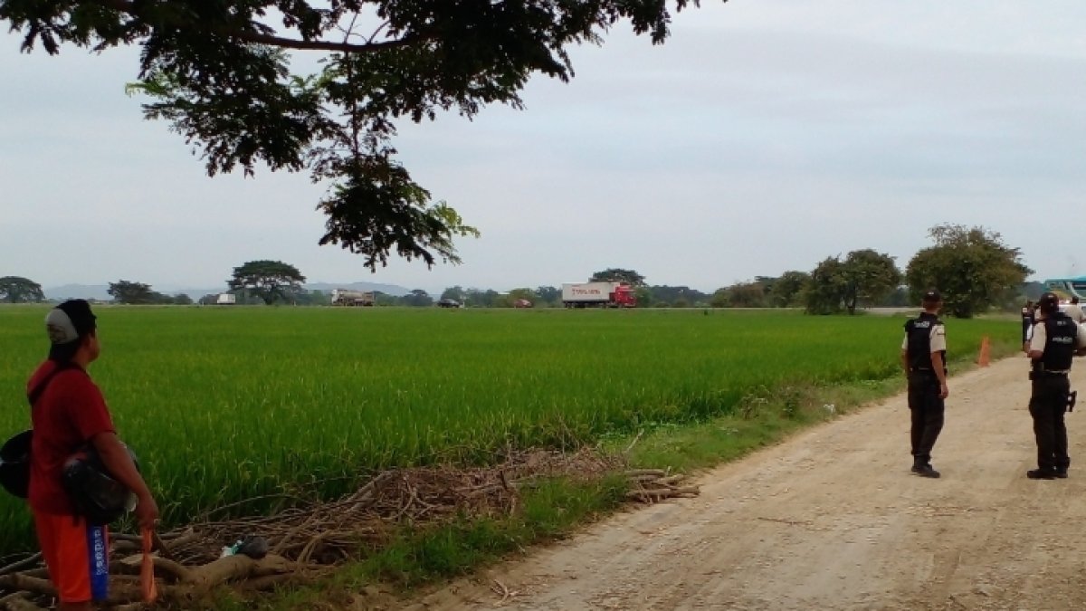 Policías realizaron una inspección en el sitio donde hallaron el cuerpo.