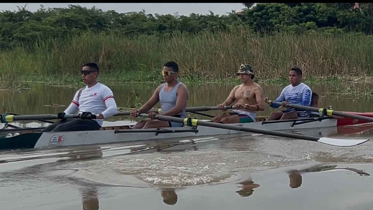 Los integrantes de la yola Astillero-Yahuarcocha en una de las últimas prácticas.