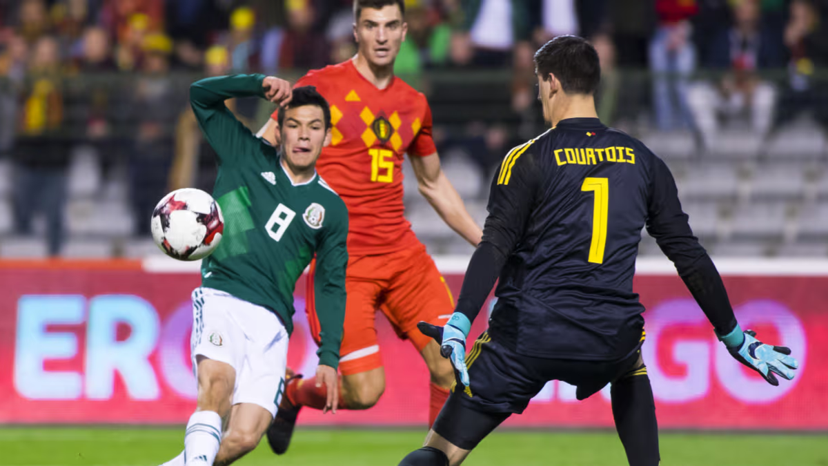 Hirving 'Chucky' Lozano desborda a la defensa belga, representada por Thomas Meunier