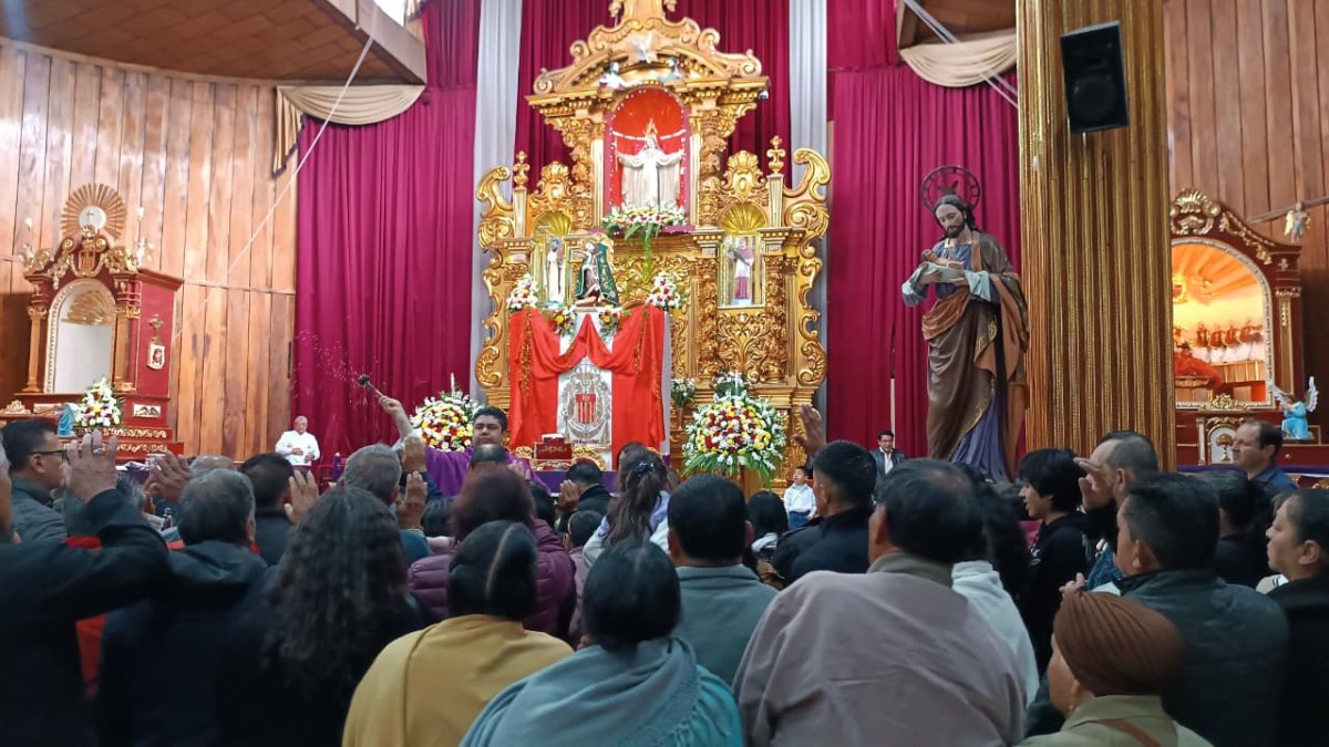 En la parroquia de El Vecino, por tradición, cada martes regalan pan a un grupo de feligreses.