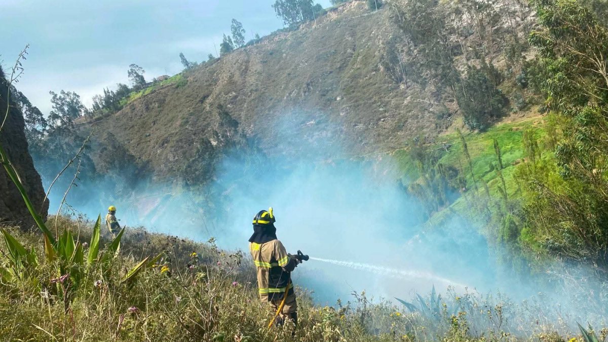 Bomberos de Ambato trabajaron en la extinción de incendios en Totoras y Ficoa durante las últimas horas.