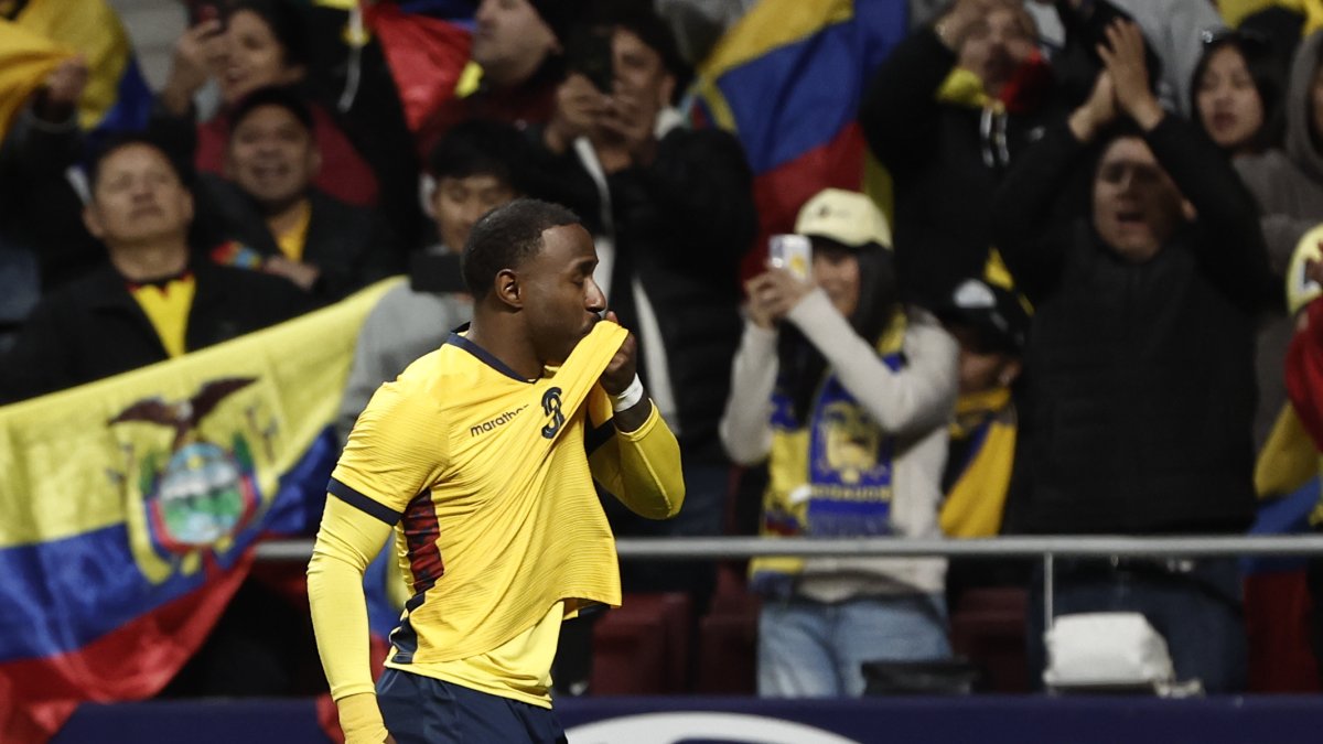 El delantero de Ecuador, John Yeboah, celebra el primer gol del combinado ecuatoriano durante el partido amistoso que los combinados nacionales de Marruecos y Ecuador disputaron el viernes en el estadio Metropolitano, en Madrid.