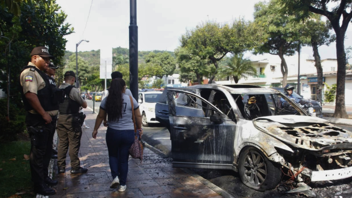 Bomberos controlando el incendio de un Mazda CX-5 en Urdesa Central.