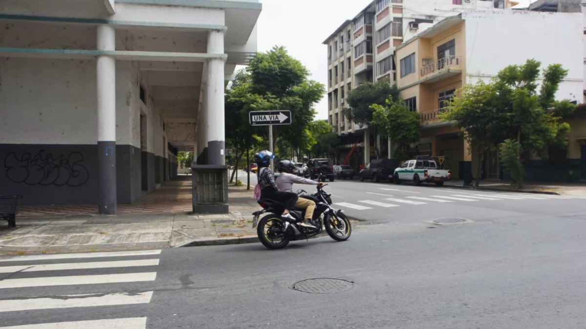 Los delincuentes se movilizaban en motocicleta y huyeron tras sustraer dinero y pertenencias.
