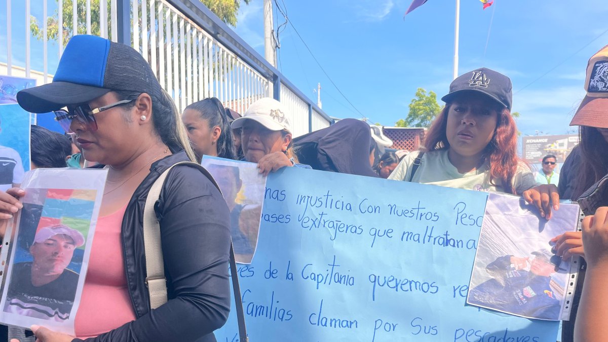 Los familiares llegaron hasta la Capitanía de Manta para solicitar se fortalezcan las labores de búsqueda