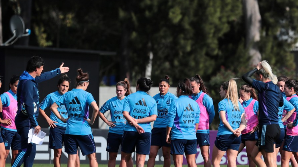 El DT de la selección argentina femenina dando instrucciones tácticas al plantel durante el entrenamiento.