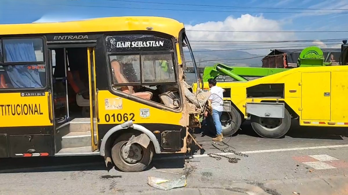 El bus de trabajadores impactó contra el cerramiento de un terreno baldío en Cunchibamba, norte de Ambato, luego de que el conductor perdiera el control por una aparente falla en los frenos.