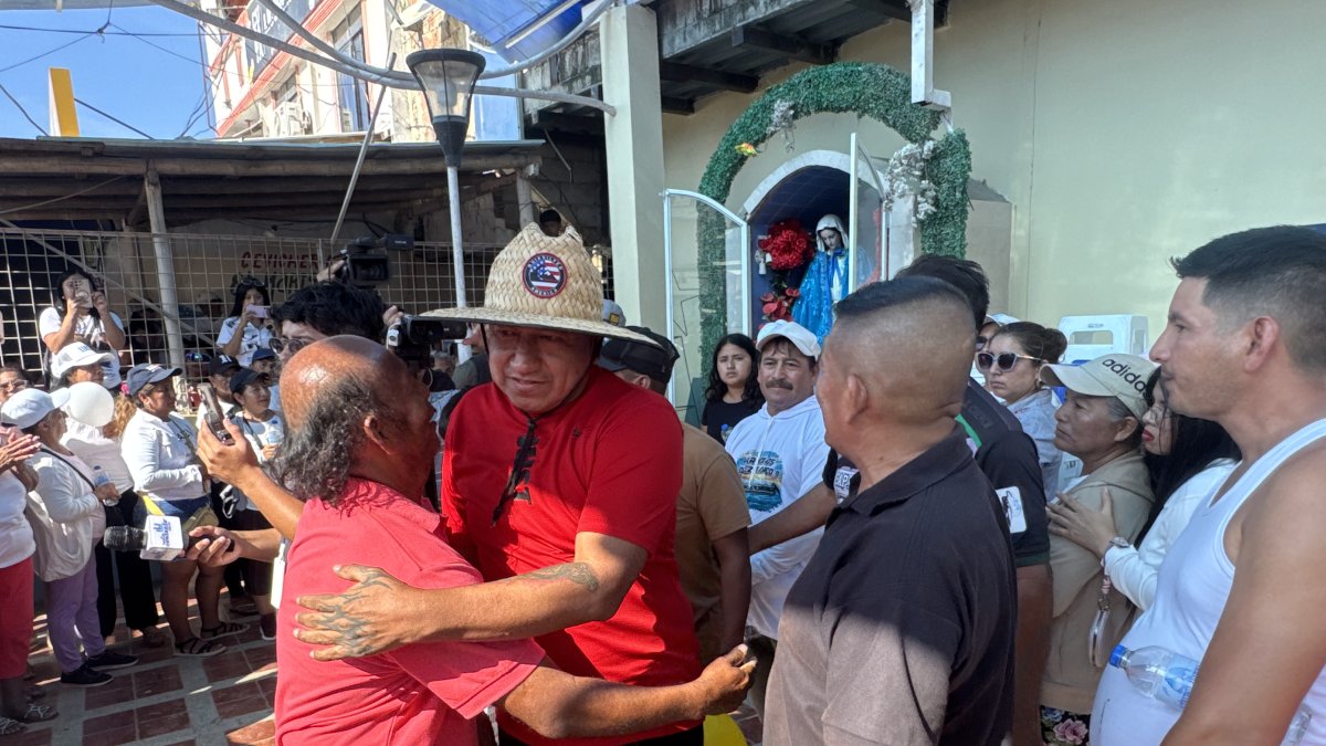 Hernán Flores, el capitán del barco siniestrado, es abrazado por la comunidad de San Mateo, en la explanada de la Virgen del Mar