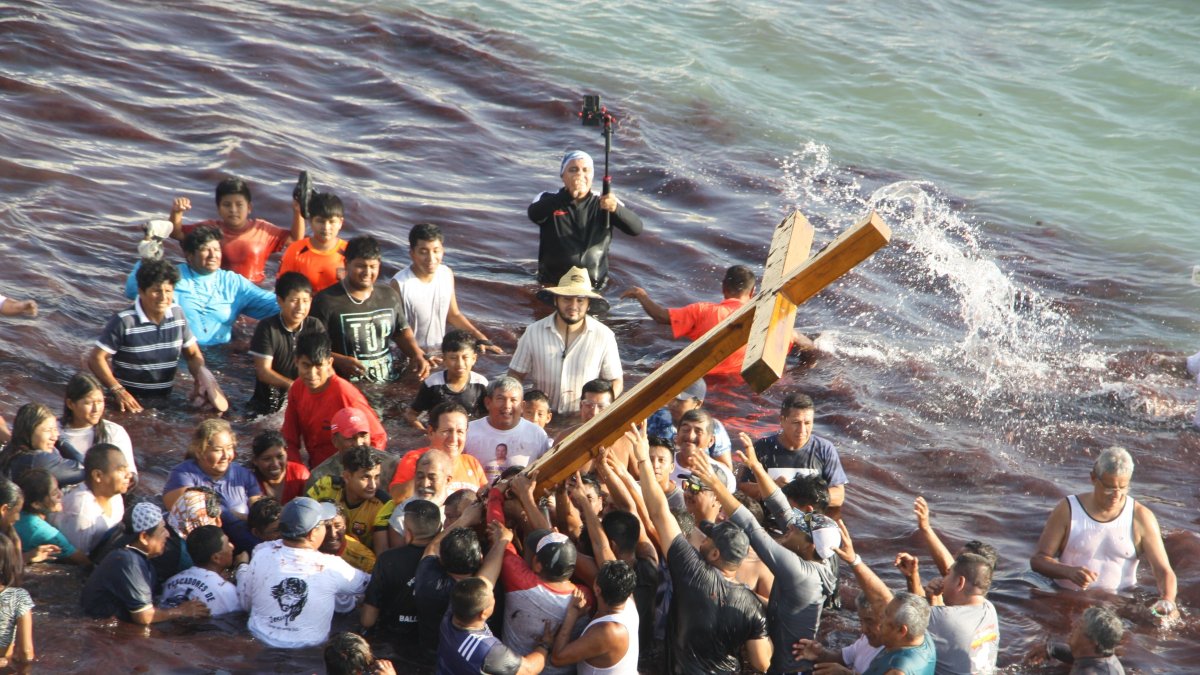 El rito del Baño de la Cruz se cumple cada Martes Santo en Ballenita.