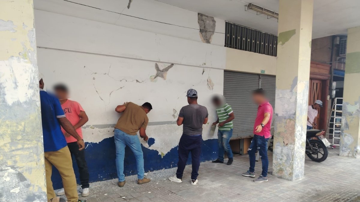 Personas privadas de libertad realizan labores de remodelación en la Gobernación de Esmeraldas, como parte de su proceso de rehabilitación y reinserción social.