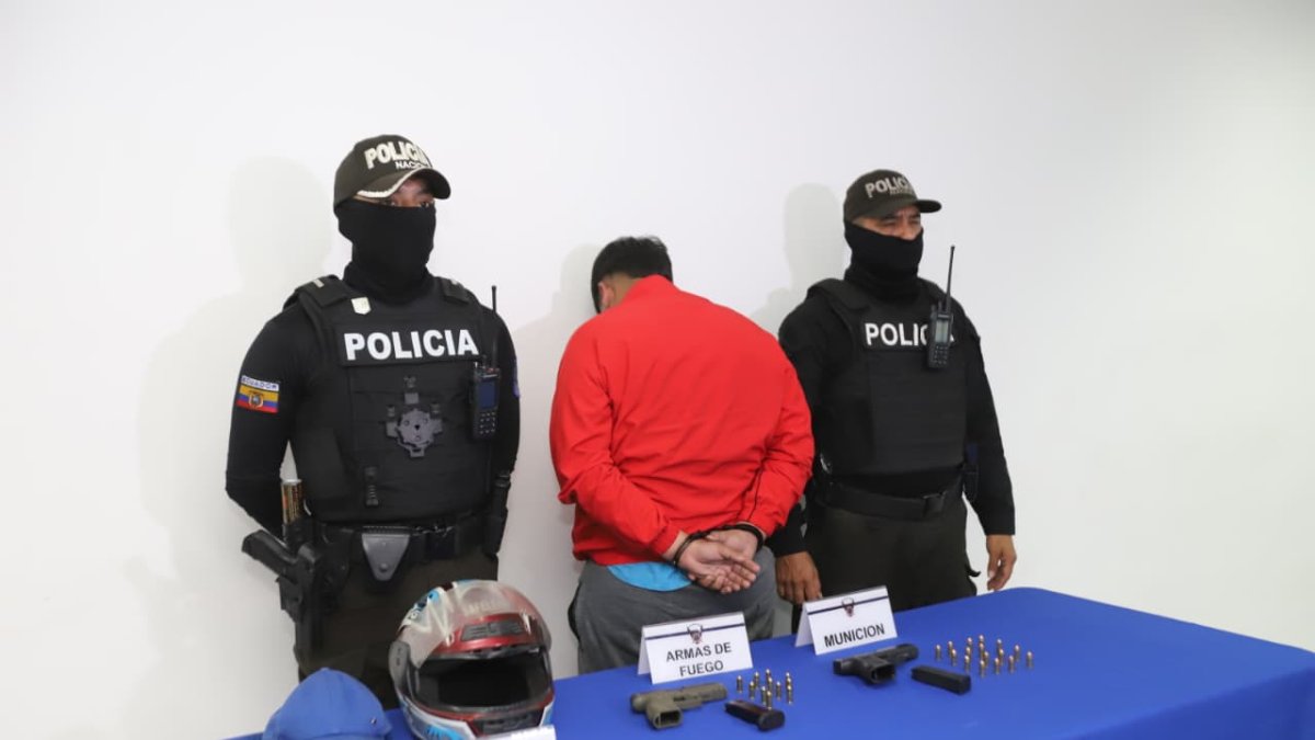El detenido fue presentado ante la prensa bajo custodia policial en Guayaquil.