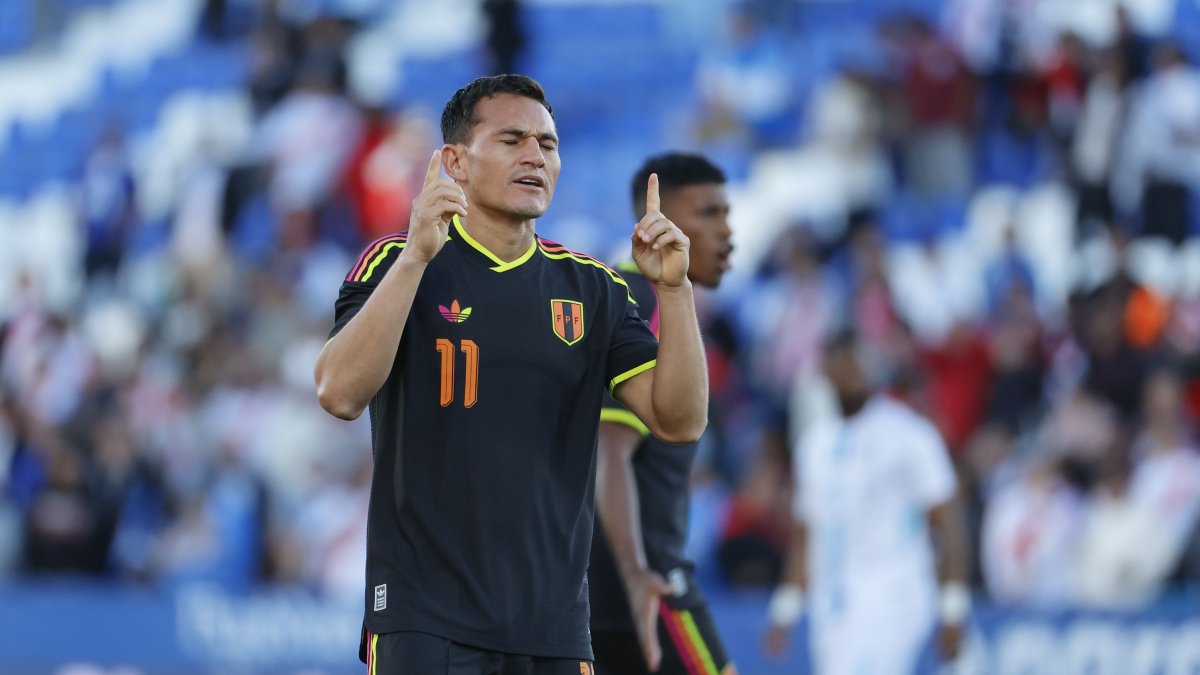 El centrocampista peruano Jairo Vélez celebra tras anotar el primer gol del equipo durante el partido amistoso que disputan las selecciones nacionales de Perú y Honduras.