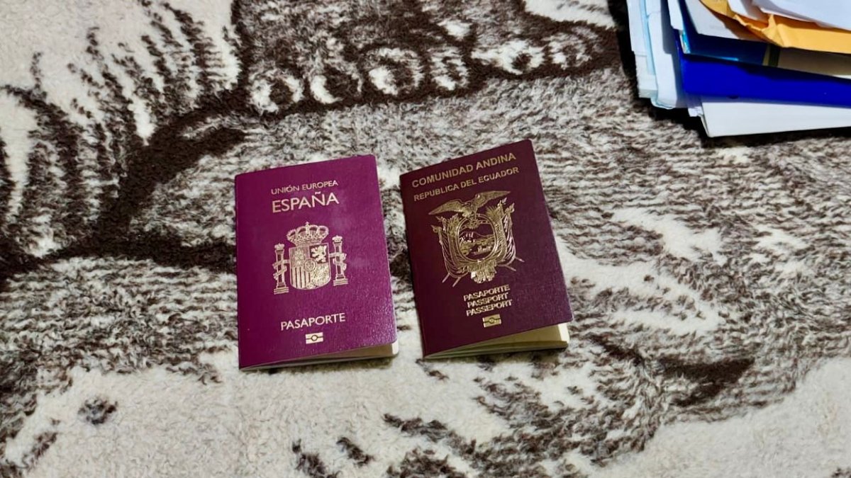 Entre las evidencias encontradas en la operación consta un pasaporte de origen europeo, específicamente de España.