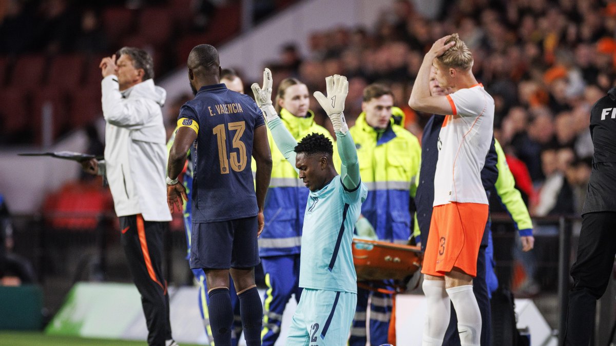 David Cabezas arquero de Ecuador, dando gracias a Dios por su debut con la Tri.