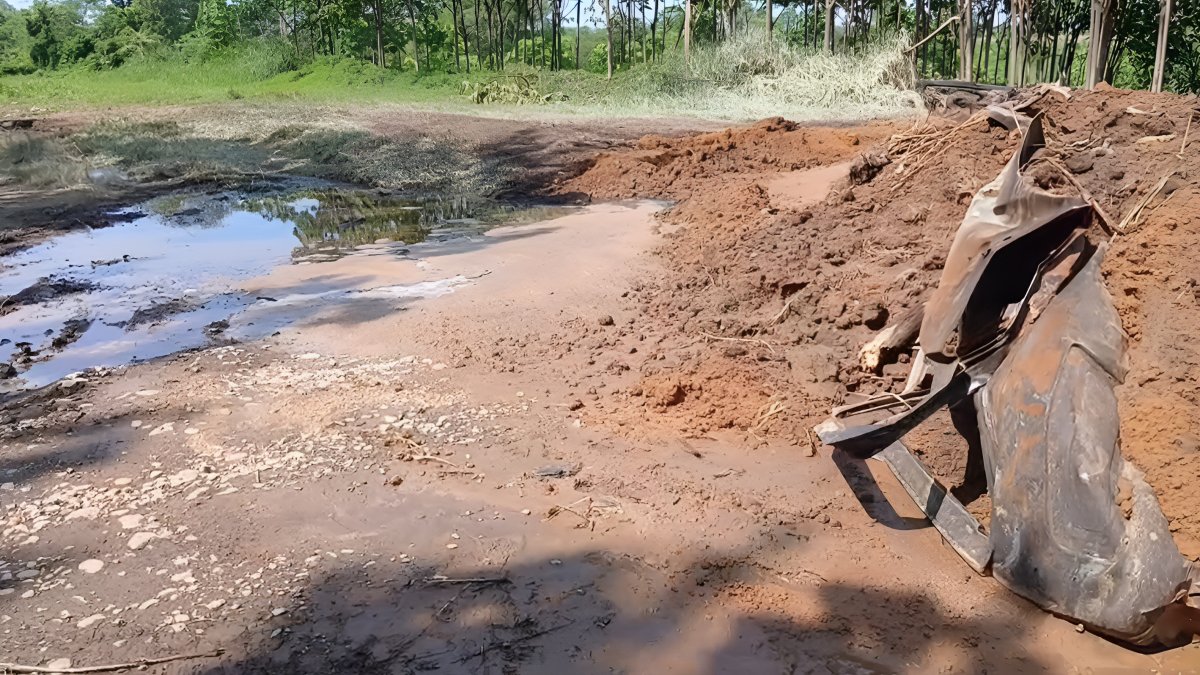 Restos metálicos y tierra removida en La Independencia, Quinindé, tras el incendio provocado por un pinchazo en el poliducto.