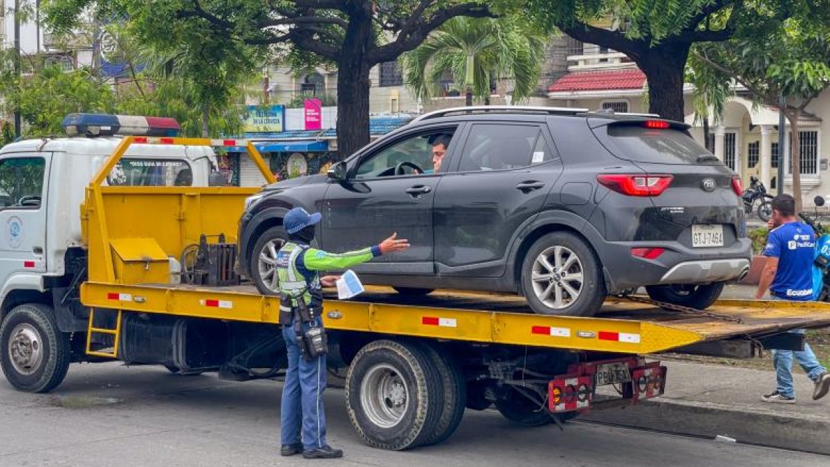 108 vehículos retenidos por la ATM durante toque de queda en Guayaquil