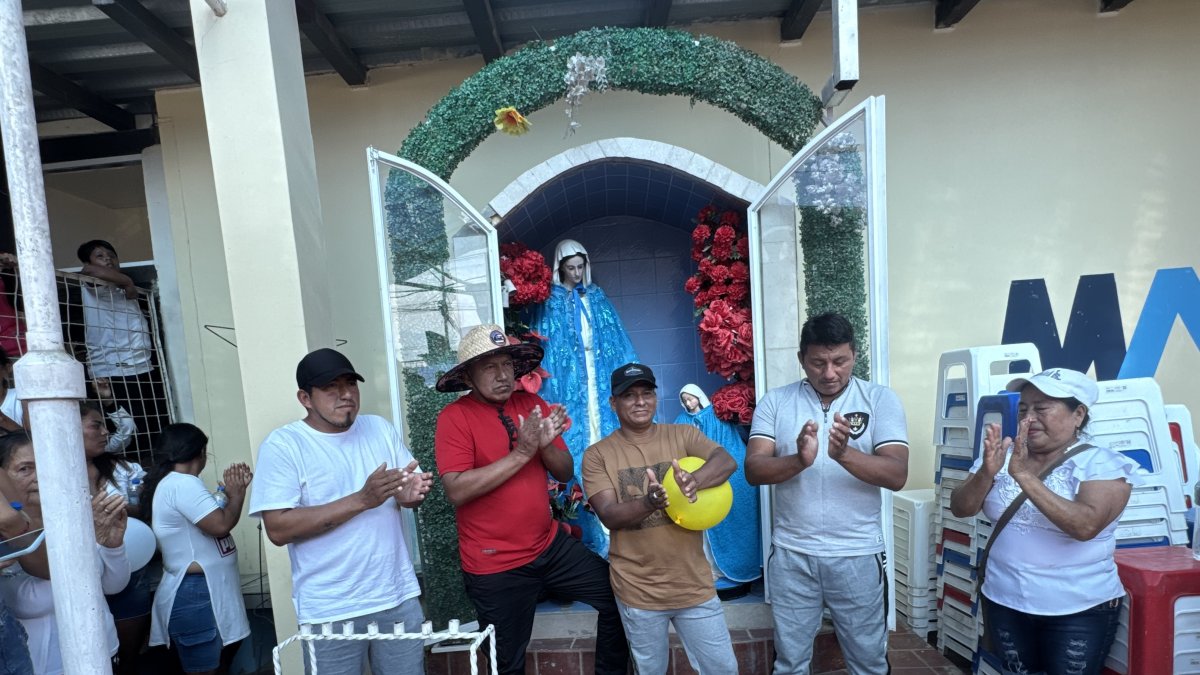 Hasta la Virgen del Mar llegó un grupo de pescadores para festejar su retorno con vida a su tierra natal, tras sobrevivir a la desgracia.